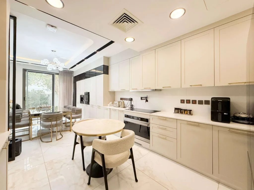 Exclusive|Custom made|Fully Furnished |Corner Unit