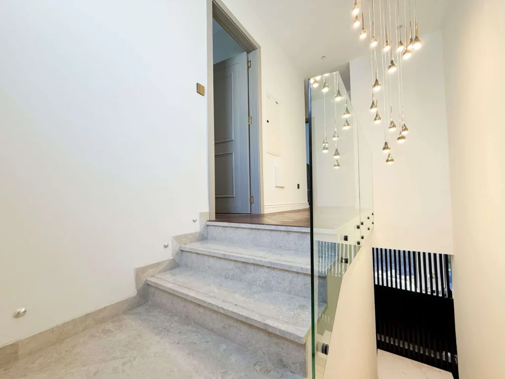 Exclusive|Custom made|Fully Furnished |Corner Unit